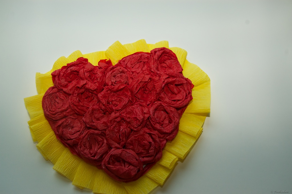 Crepe roses on cardboard with a yellow crepe fringe - Suitable for ages 10+