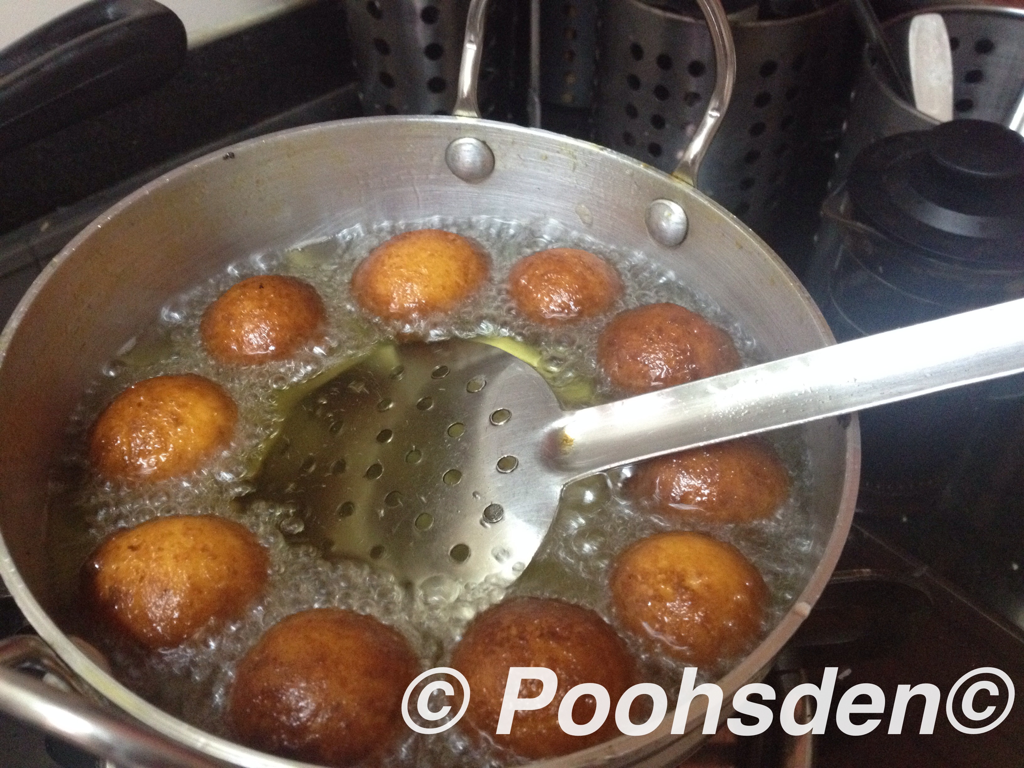 Gulub jamuns being fried